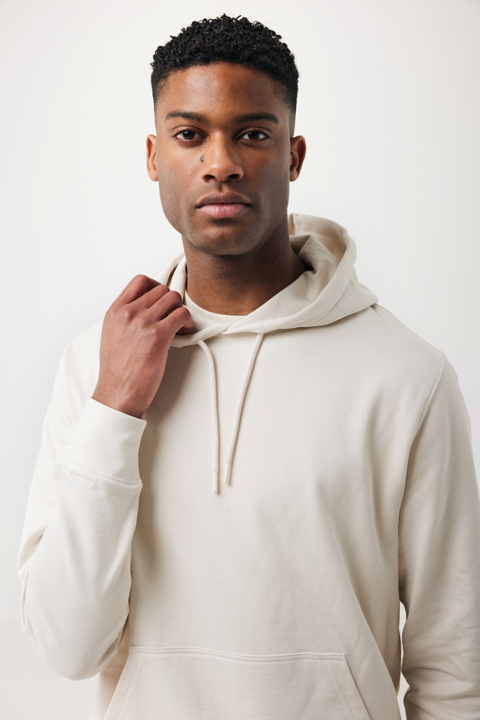 Homme portant un sweat à capuche beige