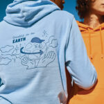 Sweats colorés avec motif Terre dessinée.