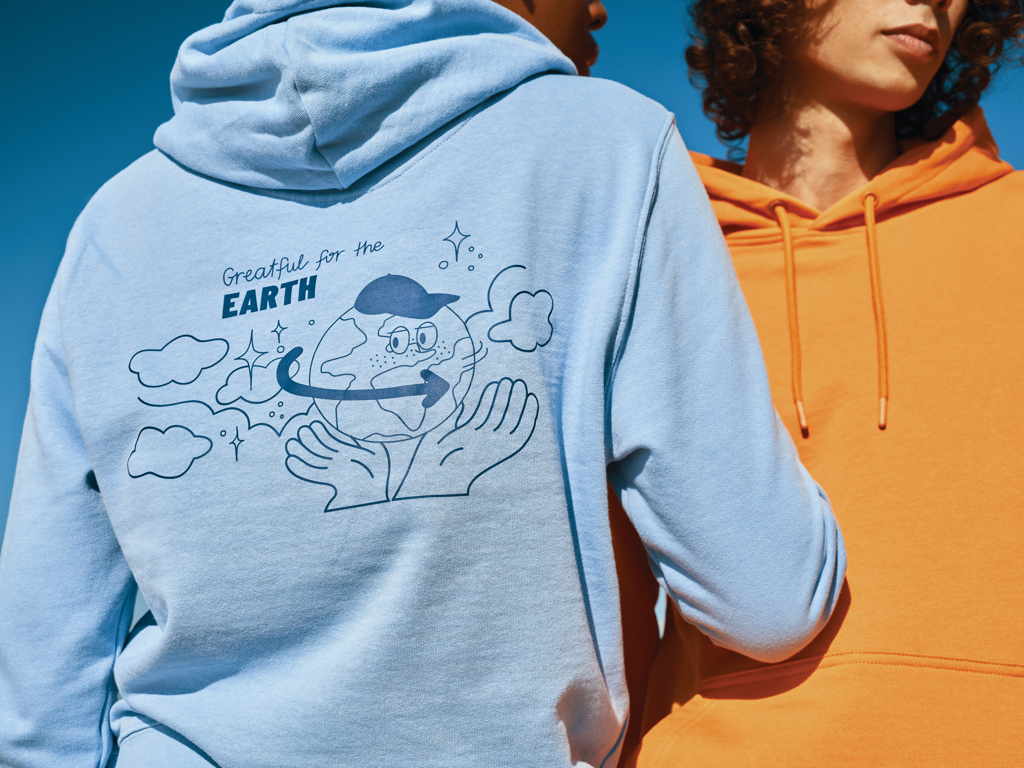 Sweats colorés avec motif Terre dessinée.