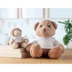 Peluche ours et singe sur une table en bois