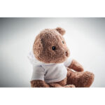 Ours en peluche brun portant un t-shirt blanc