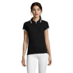 Femme portant un polo noir à col blanc