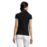 Femme portant un polo noir et pantalon blanc