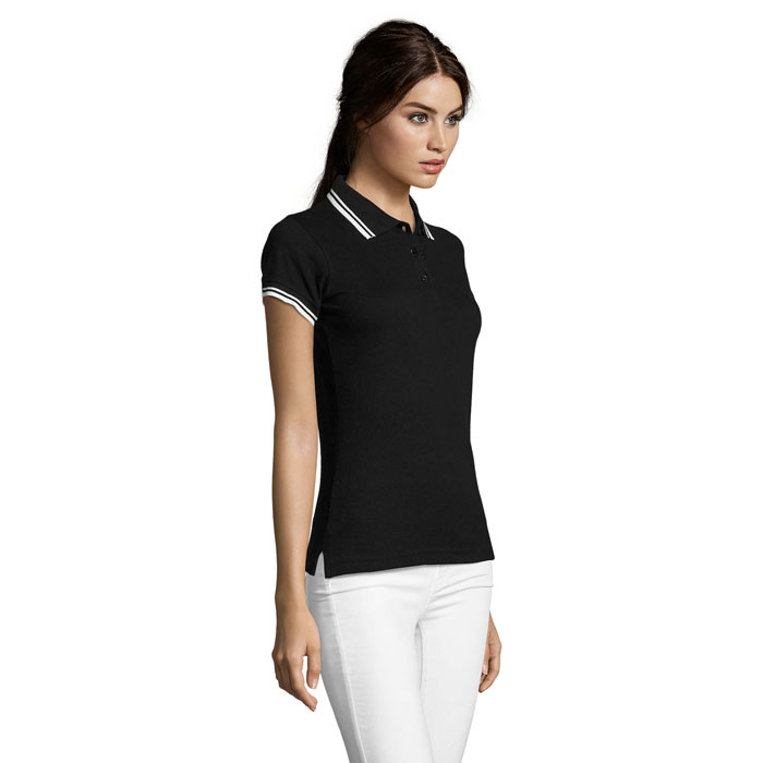 Femme portant un polo noir élégant