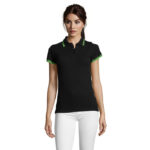 Femme portant polo noir à liserés verts