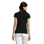 Femme portant un polo noir à liserés verts