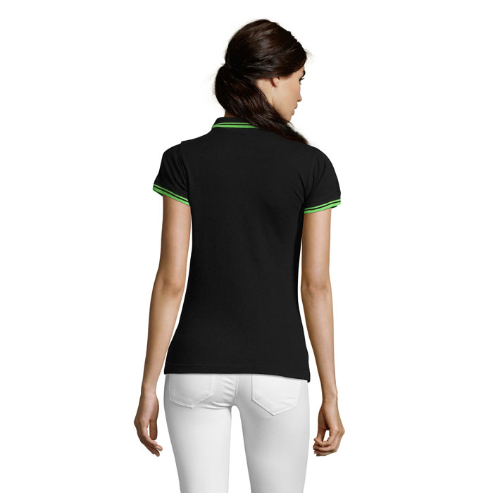 Femme portant un polo noir à liserés verts