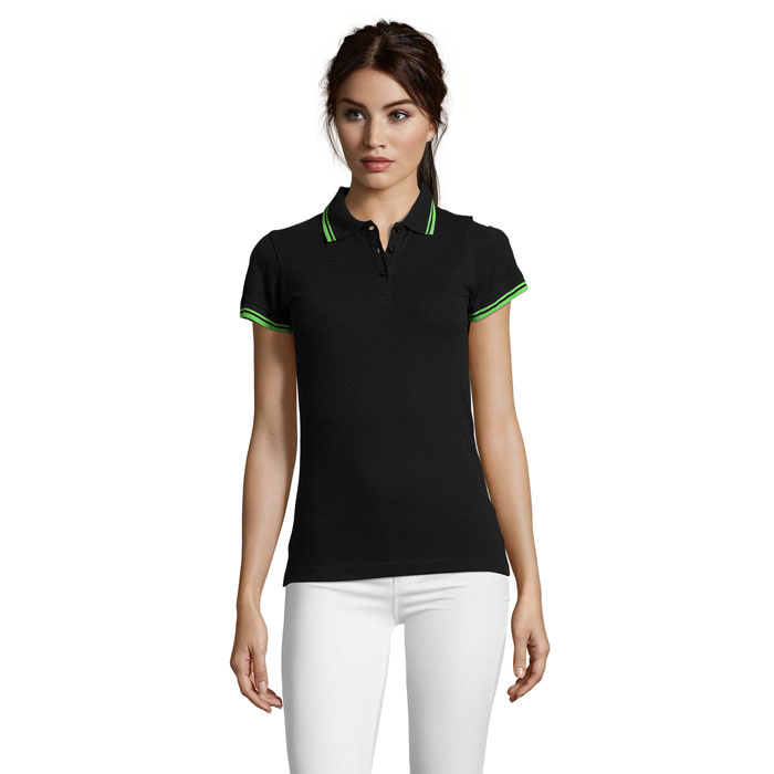 Femme portant polo noir à liserés verts