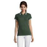 Femme portant un polo vert et pantalon blanc