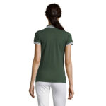 Femme portant un polo vert vu de dos