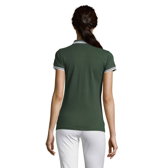 Femme portant un polo vert vu de dos