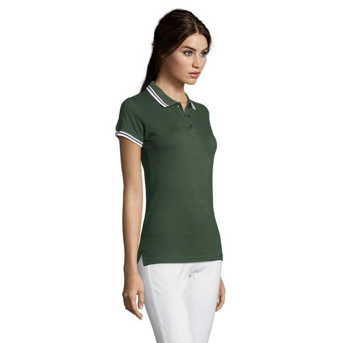 Femme portant un polo vert à col blanc