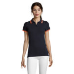 Femme portant un polo noir et pantalon blanc