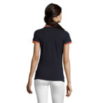 Femme portant un polo noir et pantalon blanc