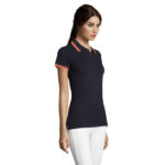 Femme portant un polo noir à rayures rouges