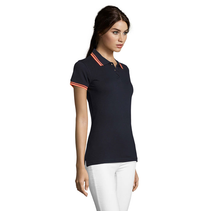 Femme portant un polo noir à rayures rouges