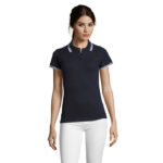 Femme portant un polo noir et pantalon blanc