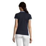 Femme portant un polo noir et pantalon blanc