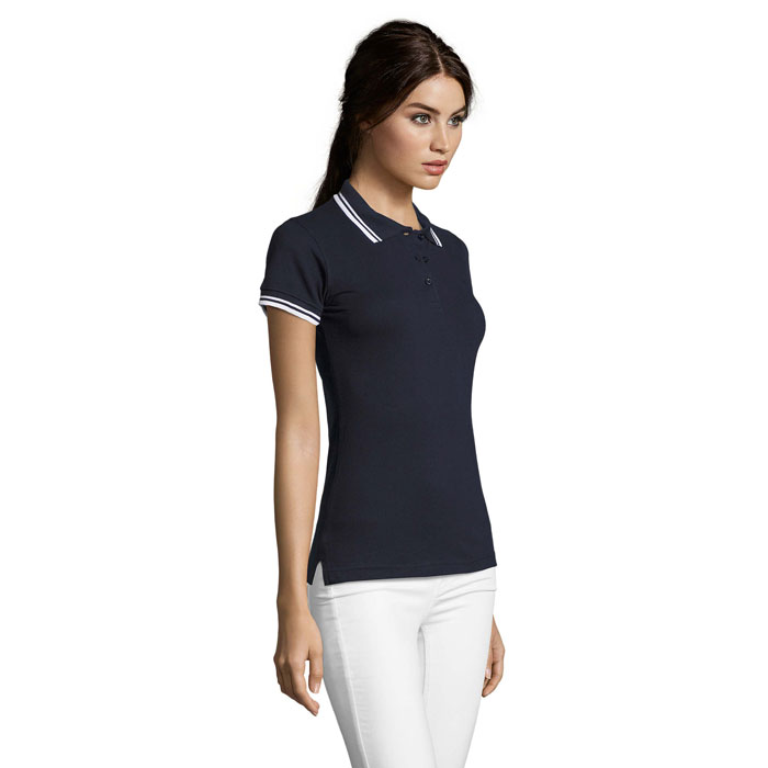 Femme portant un polo bleu marine élégant