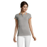 Femme portant un polo gris à col orange