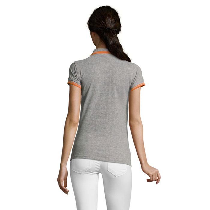 Femme portant un polo gris vue de dos