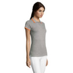 Femme portant un polo gris à col orange