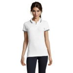 Femme portant un polo blanc à col contrasté