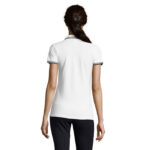 Femme portant un polo blanc vu de dos