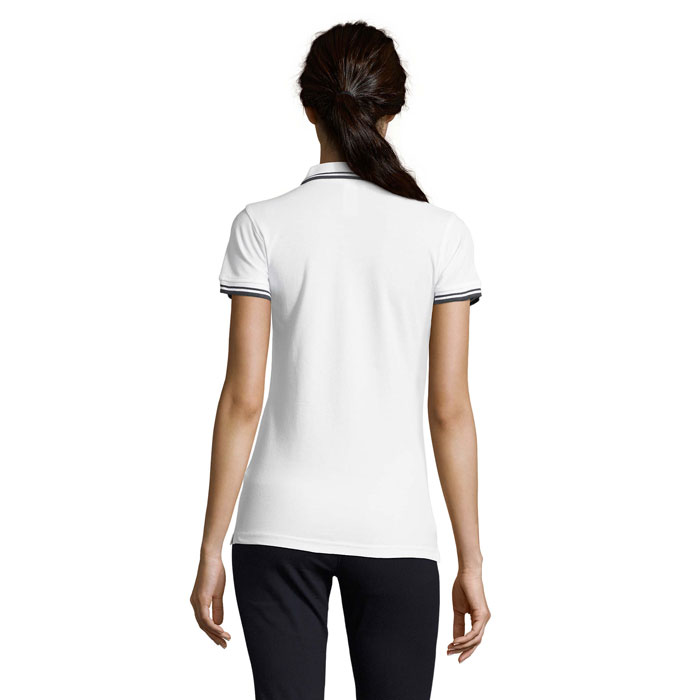 Femme portant un polo blanc vu de dos