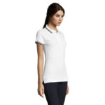 Femme portant un polo blanc élégant
