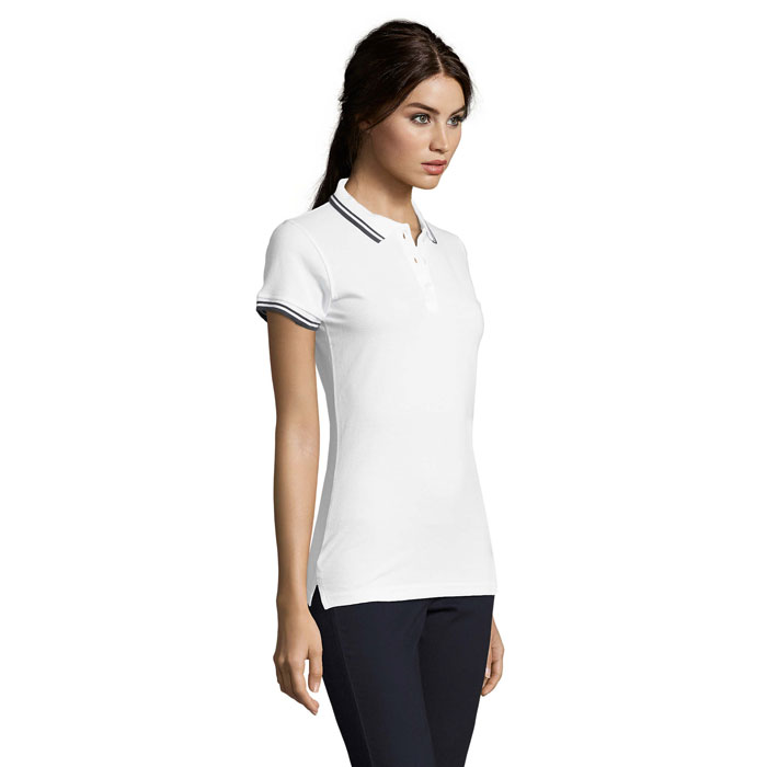 Femme portant un polo blanc élégant