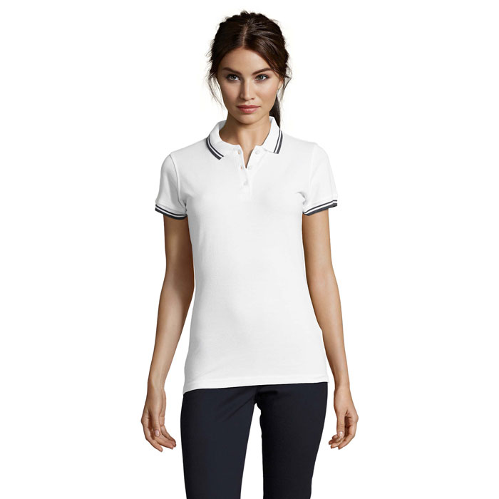 Femme portant un polo blanc à col contrasté