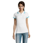 Femme portant un polo blanc et jean bleu