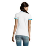 Femme portant un polo blanc vue de dos