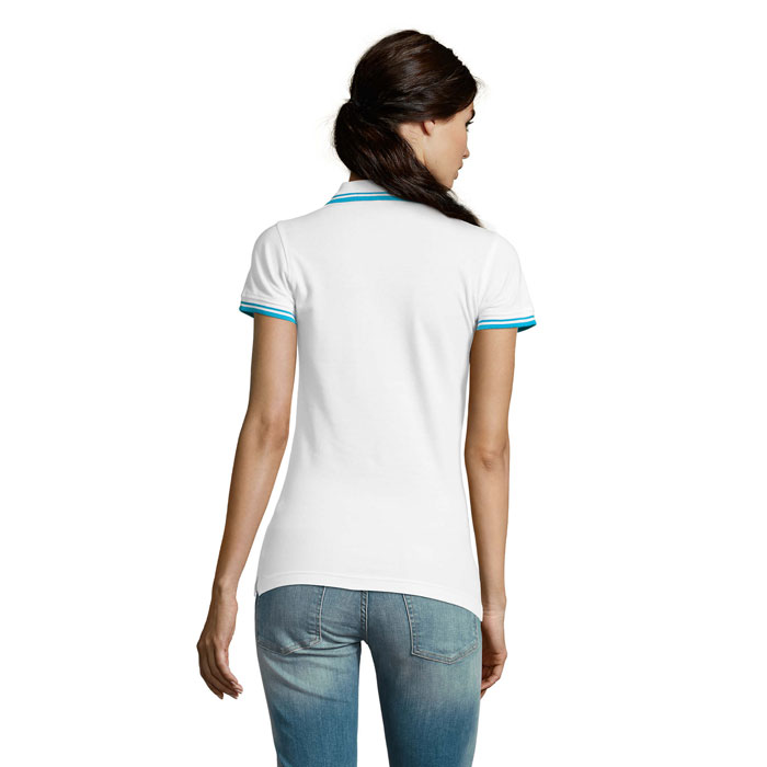 Femme portant un polo blanc vue de dos