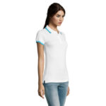 Femme portant un polo blanc et jean bleu