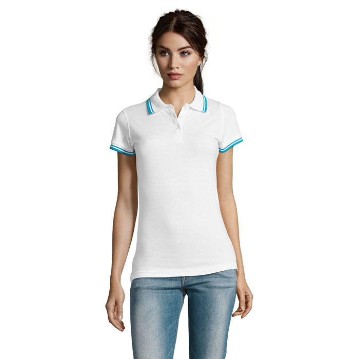 Femme portant un polo blanc et jean bleu