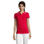 Femme portant un polo rouge et pantalon blanc