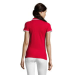 Femme portant un polo rouge et pantalon blanc
