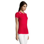 Femme portant un polo rouge et pantalon blanc