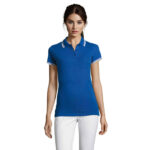 Femme portant un polo bleu et pantalon blanc
