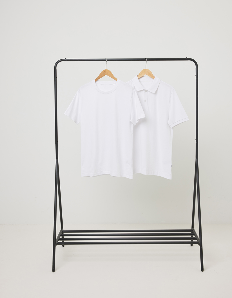 T-shirts blancs suspendus sur un portant noir