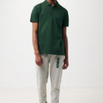Homme portant polo vert et jogging gris