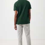 Homme portant polo vert et pantalon gris clair