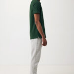 Homme portant polo vert et pantalon gris clair