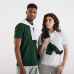Couple portant des polos assortis vert et blanc