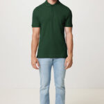 Homme portant polo vert et jean clair