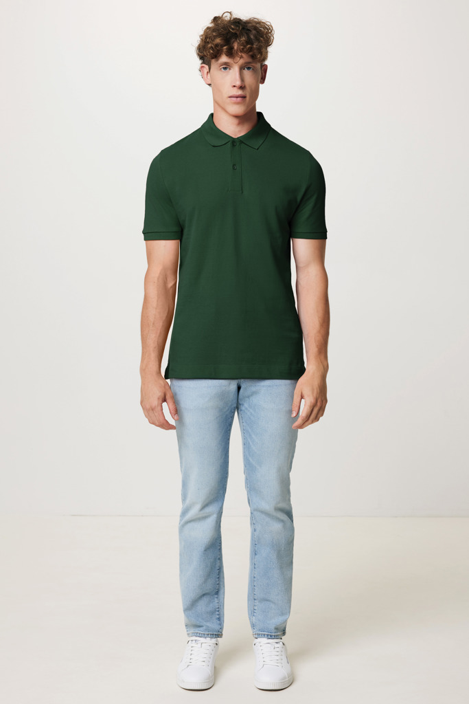 Homme portant polo vert et jean clair
