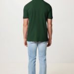 Homme portant polo vert et jean clair