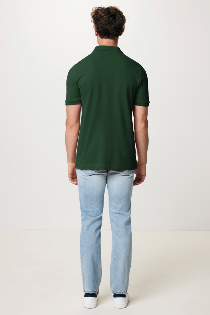 Homme portant polo vert et jean clair